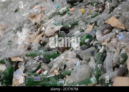 Bukarest, Rumänien - 1. September 2020: Leere Flaschen werden in einer Glasrecyclinganlage aufgestapelt. Stockfoto