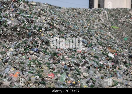 Bukarest, Rumänien - 1. September 2020: Leere Flaschen werden in einer Glasrecyclinganlage aufgestapelt. Stockfoto