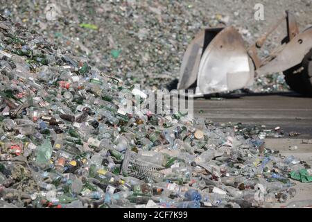 Bukarest, Rumänien - 1. September 2020: Leere Flaschen werden in einer Glasrecyclinganlage aufgestapelt. Stockfoto