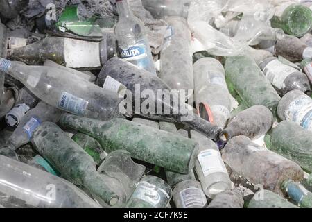 Bukarest, Rumänien - 1. September 2020: Leere Flaschen werden in einer Glasrecyclinganlage aufgestapelt. Stockfoto