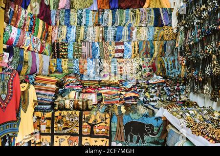 Gambia - 5. August 2019: Bunte Schals mit Elefanten Schals aus Stoffperlen und Dekorationen auf dem Straßenmarkt Stockfoto