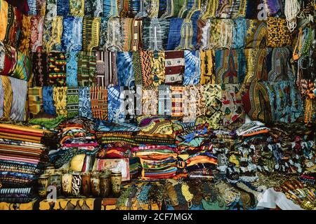 Gambia - 5. August 2019: Bunte Schals mit Elefanten Schals aus Stoffperlen und Dekorationen auf dem Straßenmarkt Stockfoto