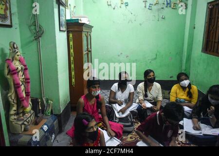 Kalkutta, Indien. September 2020. Kinder tragen Masken und machen Mathematik-Unterricht in einem privaten Unterrichtszentrum in Kalkutta. (Foto von Sudipta das/Pacific Press) Quelle: Pacific Press Media Production Corp./Alamy Live News Stockfoto