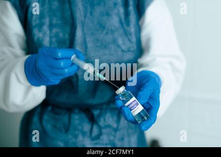 Spritze zum Füllen von Pflegepersonal mit Impfflüssigkeit Stockfoto