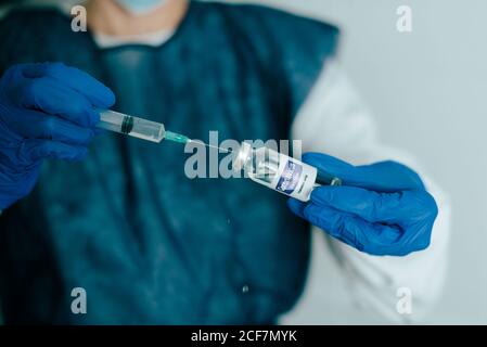 Spritze zum Füllen von Pflegepersonal mit Impfflüssigkeit Stockfoto