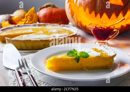 Stück köstliche hausgemachte halloween Kürbiskuchen mit Blatt Minze. Food-Fotografie Stockfoto