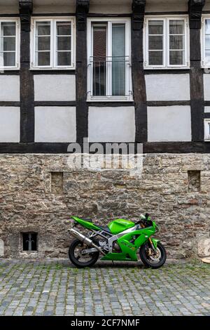Altstadt und moderne Technik gehen in Braunschweig Hand in Hand. Neues Motorrad ist vor dem historischen Gebäude geparkt. Stockfoto