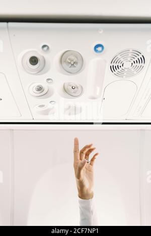 Person, die die Taste auf dem Flugzeugpanel drückt Stockfoto