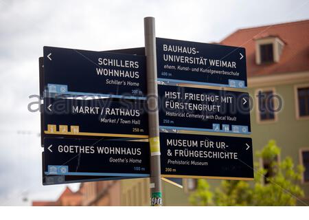 Ein deutschsprachiger Wegweiser in Weimar Deutschland zeigt Touristen in die Stadt, wo die sehenswerten Sehenswürdigkeiten zu finden sind. Stockfoto