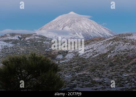 Majestätischer Blick auf weiße Wolken und wunderbar schneebedeckten Berggipfel gegen blauen Himmel auf den Kanarischen Inseln, Spanien Stockfoto