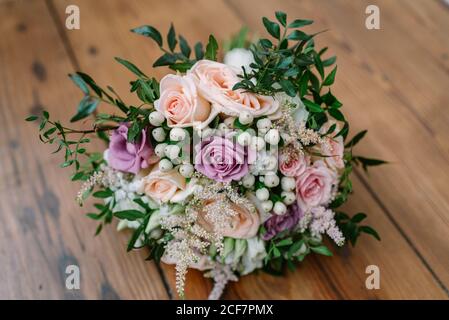 Schöne zarte Hochzeit Bouquet mit rosa und weißen Blumen und Dekorative grüne Pflanzen auf Holztisch Stockfoto