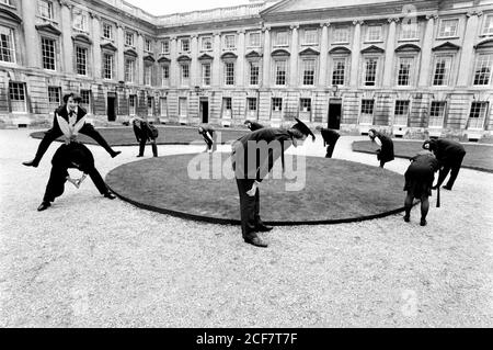 Studenten, die Wohltätigkeitsorganisationen tun, hüpften sich um das Tom Quad am Christchurch College, Oxford, zugunsten von Oxfam. 24. Februar 1992. Foto: Neil Turner Stockfoto