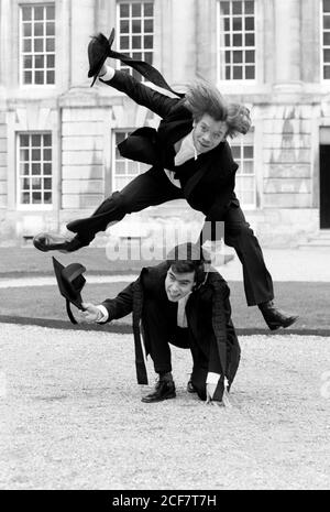 Studenten, die Wohltätigkeitsorganisationen tun, hüpften sich um das Tom Quad am Christchurch College, Oxford, zugunsten von Oxfam. 24. Februar 1992. Foto: Neil Turner Stockfoto