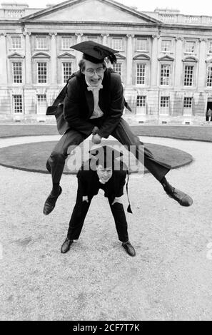 Studenten, die Wohltätigkeitsorganisationen tun, hüpften sich um das Tom Quad am Christchurch College, Oxford, zugunsten von Oxfam. 24. Februar 1992. Foto: Neil Turner Stockfoto