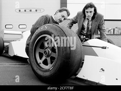 Der junge Ingenieur Simon Marshall arbeitet bei Lola Sports Cars, St. Peter’s Hill, Huntingdon. 09. März 1992. Foto: Neil Turner Stockfoto