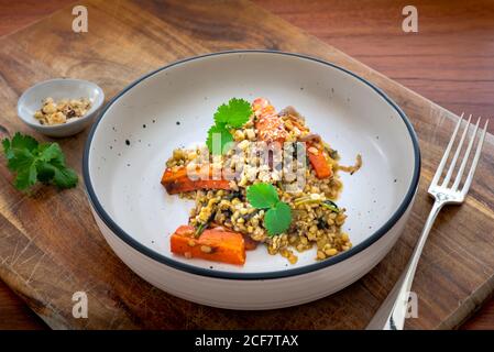 Freekeh Salat mit geröstetem Kürbis Stockfoto