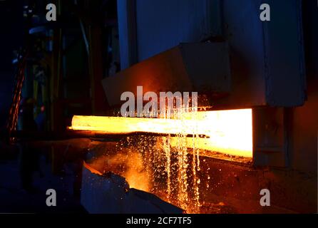 Stahl abschrecken bei hoher Temperatur in industriellen Ofen in der Werkstatt eines forge Anlage. Prozess der Kühlung, Wärme treatmen. Schmied und metallur Stockfoto