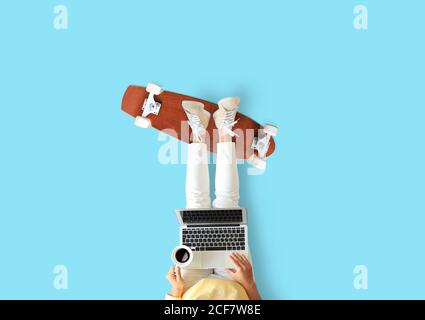 Junge Frau mit Gitarre und Skateboard entspannt und Pausen Stockfoto