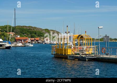 Kleines Fährschiff, das zwischen Süd-Koster-Insel und Nord-Koster-Insel, Schweden verkehrt Stockfoto