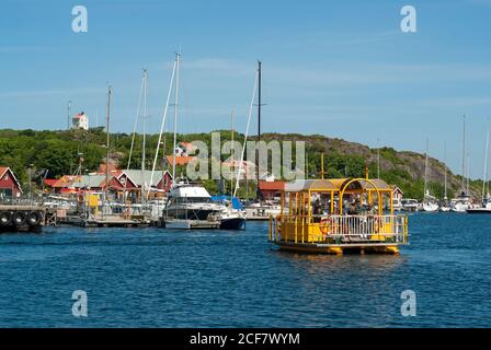 Kleines Fährschiff, das zwischen Süd-Koster-Insel und Nord-Koster-Insel, Schweden verkehrt Stockfoto