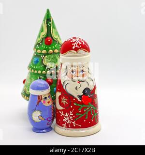 Russische Holzpuppen - matrioshka. Vater Frost, Schneejungfer und Neujahr Baum. Beliebte Souvenirs aus Russland Stockfoto