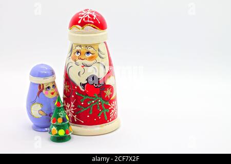 Russische Holzpuppen - matrioshka. Vater Frost, Schneejungfer und Neujahr Baum. Beliebte Souvenirs aus Russland Stockfoto