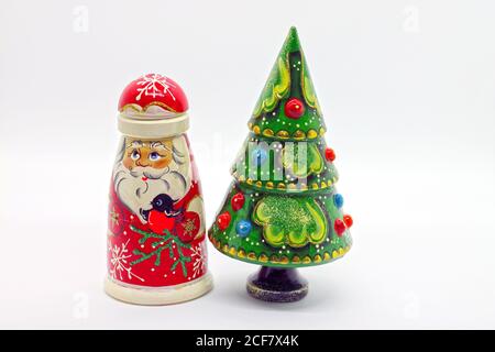 Russische Holzpuppen - matrioshka. Vater Frost und Neujahr Baum. Beliebte Souvenirs aus Russland. Stockfoto