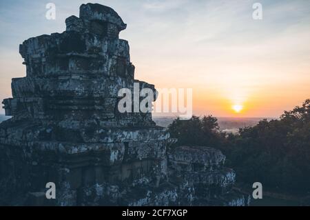 Verwittertes altes Tempelgebäude gegen wunderbaren Abendhimmel bei Sonnenuntergang Stockfoto