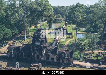Schöne Drohne Ansicht der grünen Bäume, die um alten Tempel wachsen Komplex an sonnigen Tagen im orientalischen Land Stockfoto