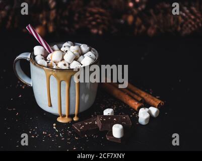 Hausgemachte heiße Schokolade mit Mini Marshmallow und Karamell. Stockfoto