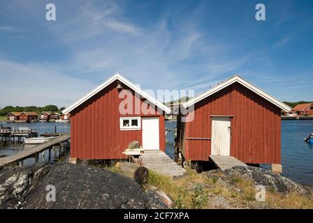 Fischerhütten in South Koster Island (im Hintergrund North Koster Island), Schweden Stockfoto