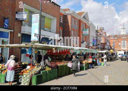 High Street am Markttag in High Wycombe, Buckinghamshire, Großbritannien Stockfoto
