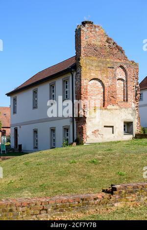 11. August 2020, Sachsen-Anhalt, Schönhausen (Elbe): Der zerstörte Flügel von Schloss I im Schlosspark Schönhausen. Der erhaltene Seitenflügel beherbergt das Bismarck Museum. Das Hauptgebäude wurde 1958 gesprengt. Das ehemalige Schloss ist der Geburtsort des ersten Reichskanzlers Otto von Bismarck, der dort am 1. April 1815 geboren wurde. Das Dorf Schönhausen ging 1562 in den Besitz der Familie Bismarck über. Foto: Klaus-Dietmar Gabbert/dpa-Zentralbild/ZB Stockfoto