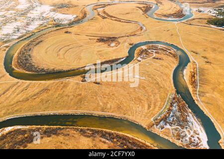 Luftaufnahme Von Trockenem Gras Und Teilweise Gefrorener Flusslandschaft Im Späten Herbsttag. Gute Aussicht. Marsh Moor. Drohnenansicht. Vogelperspektive Stockfoto