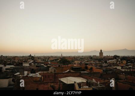 Von oben Luftaufnahme erstaunliche Stadtbild der alten Marrakesch Stadt Mit Steinhäusern und grünen Topfpflanzen auf Dächern Unter klarem Morgenhimmel Stockfoto