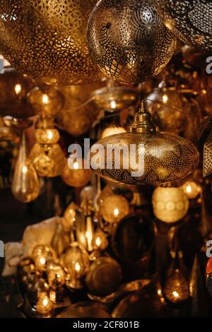 Nahaufnahme von verschiedenen marokkanischen traditionellen antiken Laternen und Lampen hängen Auf dem lokalen Markt in Marrakesch Stadt Stockfoto