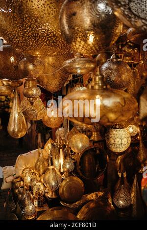 Nahaufnahme von verschiedenen marokkanischen traditionellen antiken Laternen und Lampen hängen Auf dem lokalen Markt in Marrakesch Stadt Stockfoto