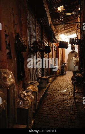 Typische leere schmale überdachte Straße mit geschlossenen Geschäften in lokalen basar in der antiken Stadt Marrakesch in Marokko Stockfoto