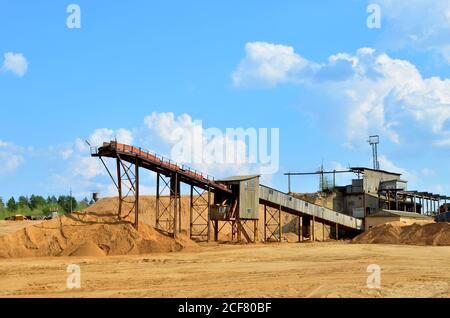 Sandanlage im Bergbau Steinbruch. Zerkleinerungsfabrik mit Produktionslinie für Zerkleinern, Schleifen Stein, Sortieren von Sand und Schüttgüter. Sandwäsche Stockfoto