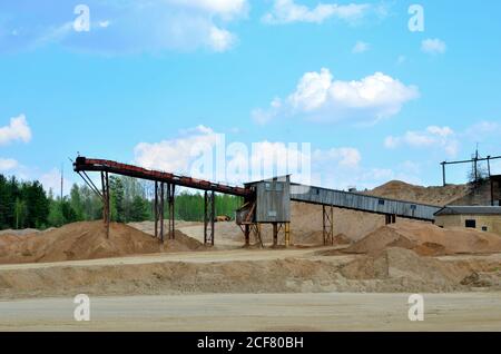 Sandanlage im Bergbau Steinbruch. Zerkleinerungsfabrik mit Produktionslinie für Zerkleinern, Schleifen Stein, Sortieren von Sand und Schüttgüter. Sandwäsche Stockfoto