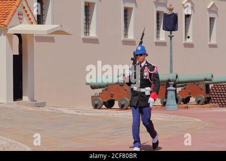 Monte Carlo, Monaco - 19. Apr 2019: Wache an den Mauern des fürstlichen Palastes Stockfoto