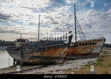 Am 07/08/2020, Camaret-sur-Mer, Finistère, Bretagne, Frankreich. Verlassene Boote im Hafen. Stockfoto