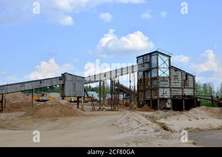 Sandanlage im Bergbau Steinbruch. Zerkleinerungsfabrik mit Produktionslinie für Zerkleinern, Schleifen Stein, Sortieren von Sand und Schüttgüter. Sandwäsche Stockfoto