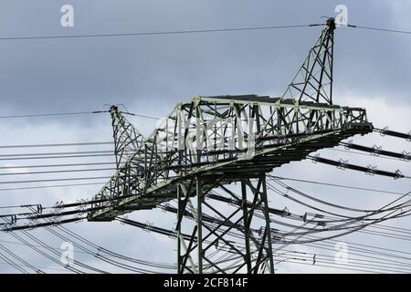 27. August 2020, Brandenburg, Zossen/OT Nunsdorf: Ein Mast des Umspannwerks 50Hertz Transmission bei Nunsdorf neben dem Gasturbinenkraftwerk Thyrow der LEAG. Foto: Soeren Sache/dpa-Zentralbild/ZB Stockfoto