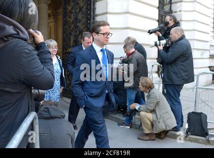 Alex Burghart MP (Parlamentarischer Staatssekretär an Premierminister Boris Johnson) Gefolgt von Therese Coffey (Staatssekretär für Arbeit und Pension Stockfoto