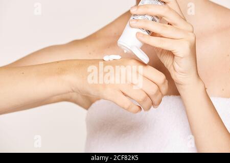 Attraktive weibliche Anwendung feuchtigkeitsspendende Creme auf die Hände Stockfoto