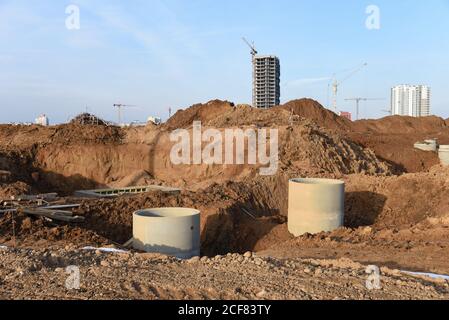 Verlegung der unterirdischen Sturmabwasserkanäle im Graben. Installation von Wasserleitung und Sanitärinstallation auf der Baustelle. Schalungslösungen für reinf Stockfoto