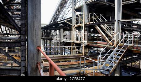 Verlassene verfallene verlassene Industriegebäude bestehend aus Metallgerüst mit Stahlbalken von Treppen und Rohren in unbemgtem Kohlebergwerk Stockfoto