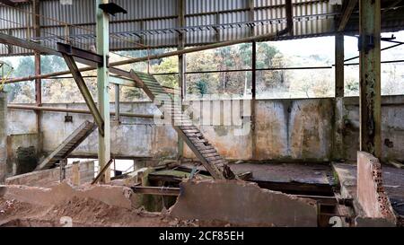 Zerstörte Wände und Boden im verlassenen Industriegebäude befindet In Asturien in Spanien Stockfoto