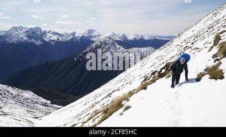 Schneeweißer Kepler Track im Frühling im Fiordland National Park auf der Südinsel Neuseelands. Stockfoto